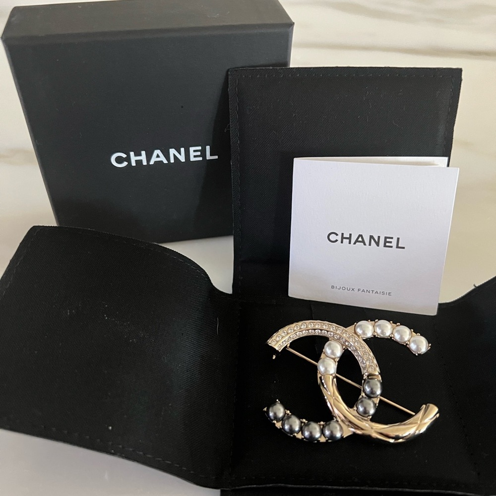 Authentic NWT Chanel champagne Gold, pearls, and crystal CC logo brooch